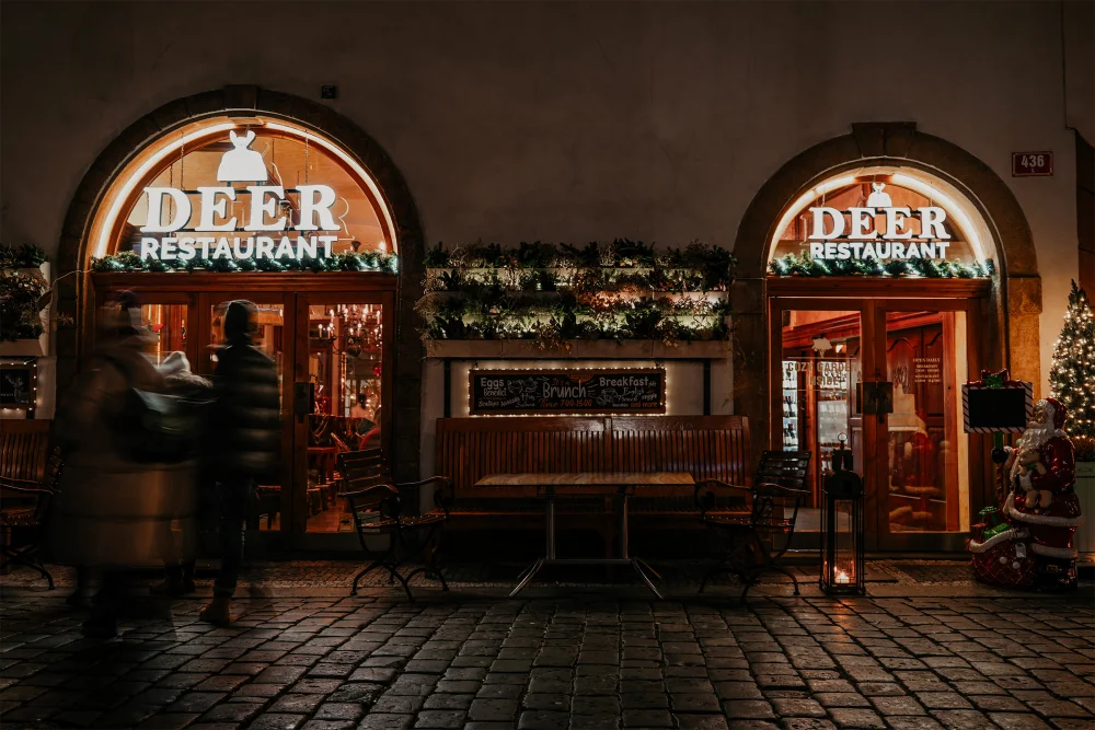 Deer restaurant,  Vchod do restaurace večer o Vánocích