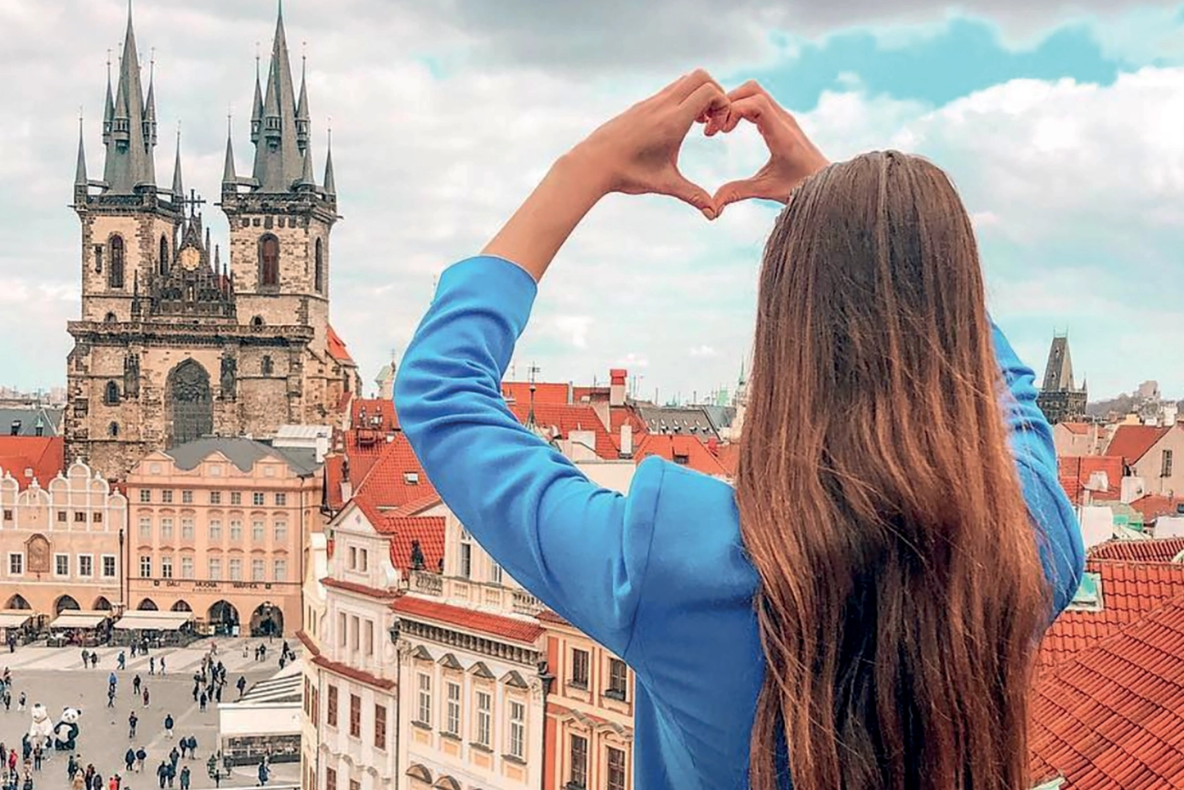 Dívka dělající srdce na Terase U Prince