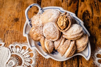 orechy-plnene-domaci-vanocni-cukrovi-bhg